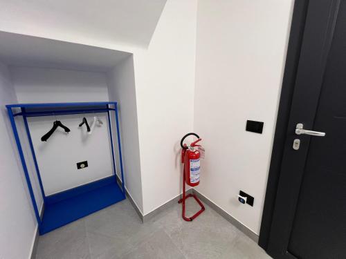 a room with a fire hydrant and a red fire hydrant at Guest House LaSpagnolo in Lecce
