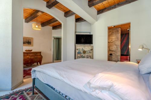 a bedroom with a large white bed and a wooden ceiling at Lakeside-Apartment-2 Appartement avec une grande terrasse et vue panoramique sur le lac in Vevey