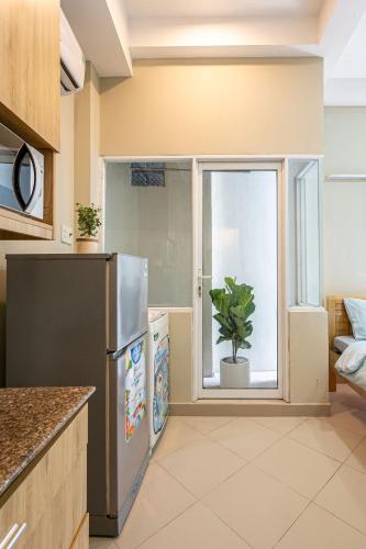 Кухня или мини-кухня в Urban Stay Apartment

