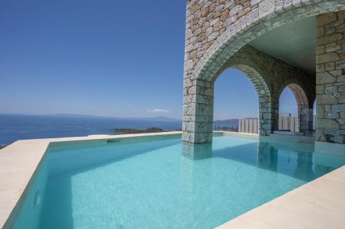 The swimming pool at or close to Pasithea