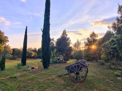 Κήπος έξω από το Domaine de L'échappée Belle