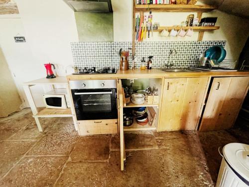 Η κουζίνα ή μικρή κουζίνα στο Cosy gite in medieval village