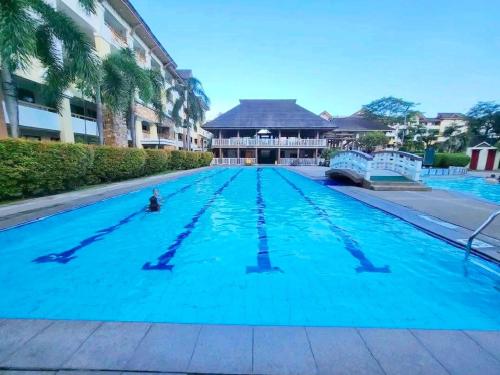 Bazén v ubytování Cozy Condo FREE POOL PASS in Pasig Cainta Rizal nebo v jeho okolí
