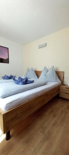 a large bed in a bedroom with a wooden floor at Apartment Birgit in Uderns