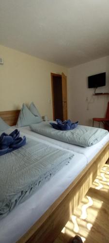 two beds in a room with blue towels on them at Apartment Birgit in Uderns