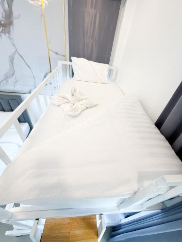 a hospital bed with a towel on top of it at เพชรกล้าพูลวิลล่า in Ban Noi