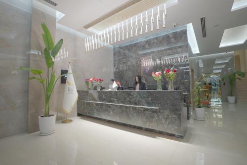 バグダッドにあるBAZ Hotelの鉢植えのカウンター付きロビー