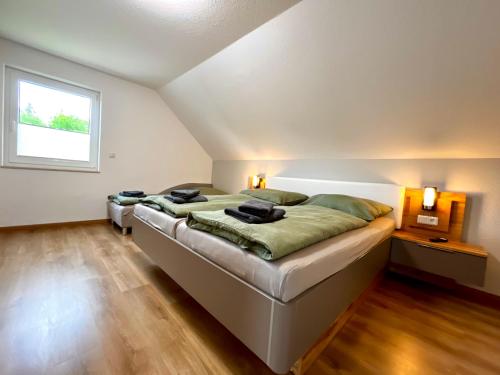 une chambre avec un grand lit et une fenêtre dans l'établissement Ferienhaus Hexenpfad Bettw Handtücher inklusive, à Hasselfelde