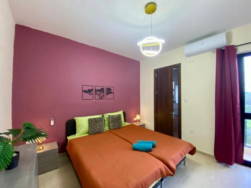 Katil atau katil-katil dalam bilik di Red Rose Modern Apartment in the Heart of San Pawl