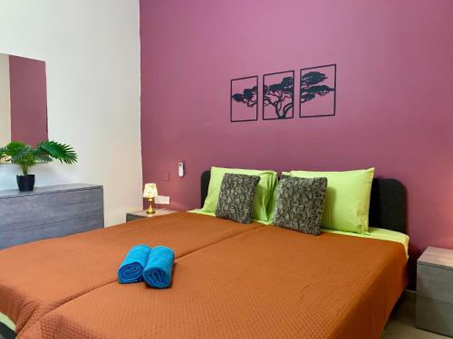 Katil atau katil-katil dalam bilik di Red Rose Modern Apartment in the Heart of San Pawl
