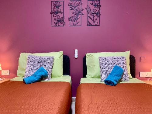 Katil atau katil-katil dalam bilik di Red Rose Modern Apartment in the Heart of San Pawl