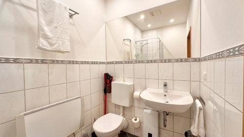 Koupelna v ubytování BELLAHOMES Apartments, Ground Floor, Aircondition, Private Parking, Airport 30 min