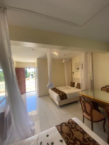 Ένα ή περισσότερα κρεβάτια σε δωμάτιο στο Breezebay beach road hotel Diani