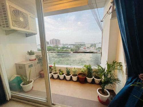 Un balcón o terraza en The Urban Rosa - Stylish 3BHK Nest in Quiet Locale