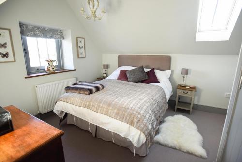 Postel nebo postele na pokoji v ubytování Luxury Cottage in Idyllic Cotswold Village nr Bath