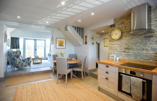 Kuchyň nebo kuchyňský kout v ubytování Luxury Cottage in Idyllic Cotswold Village nr Bath