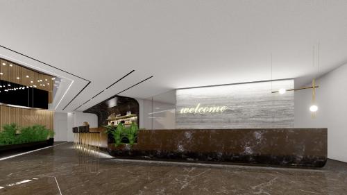 een lobby van een museum met een bord op de muur bij Serbellas Boutique Hotel in Paphos City