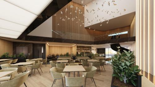 un restaurant avec des tables et des chaises dans une cafétéria dans l'établissement Serbellas Boutique Hotel, à Paphos