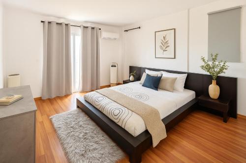 a bedroom with a large bed in a room at Tereza's House in Ayvaryara