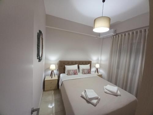 Un dormitorio con una cama con dos toallas blancas encima. en Elena House, en Kalamaki