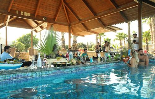 Bazén v ubytování Villaggio Stella Maris nebo v jeho okolí