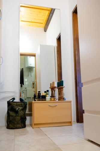 a room with a counter with a counter top at Kuća za odmor Mia in Stankovac