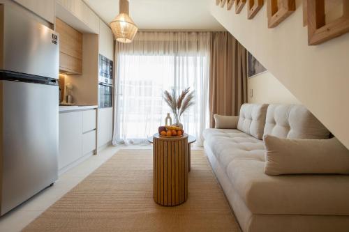 ein Wohnzimmer mit Couch und Küche in der Unterkunft Anna Luxury Villas by RentalsPro - Nea Flogita Halkidiki in Flogita