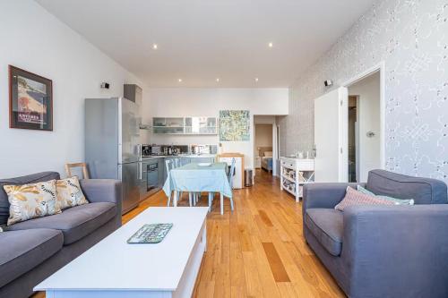 un salon avec un canapé et une table dans l'établissement Beautiful Provencal apartment, fully equipped, beach 300m away - FONTAINE 3, à Nice