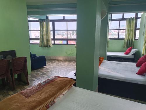 Ein Bett oder Betten in einem Zimmer der Unterkunft Kusum Hotel