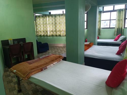 Ein Bett oder Betten in einem Zimmer der Unterkunft Kusum Hotel