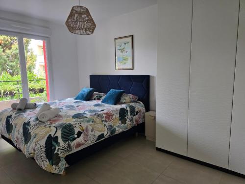 une chambre avec un lit et une fenêtre dans l'établissement BEAU SOLEIL, à Mandelieu-la-Napoule