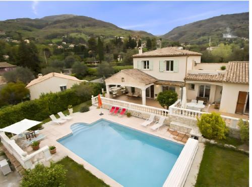 una vista aérea de una casa con piscina en Villa Bibaou, en Vence