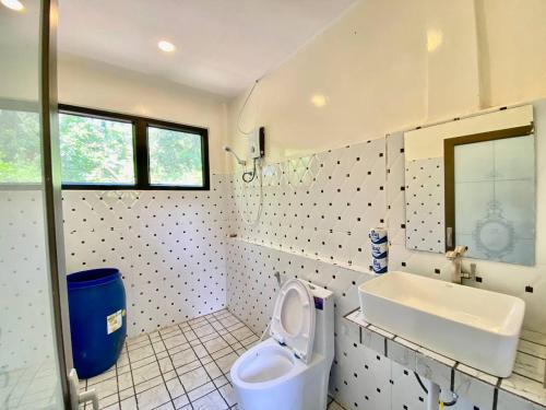 Kaôh RŭngにあるJasmine Jungle Villa KohRongのトイレと洗面台付きのバスルーム