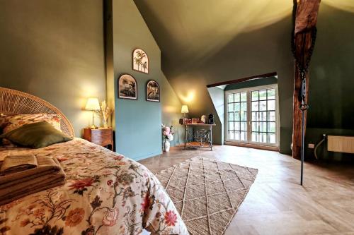 Postel nebo postele na pokoji v ubytování Authentique longère en Sologne