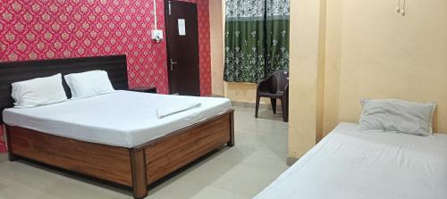 Ein Bett oder Betten in einem Zimmer der Unterkunft Kusum Hotel