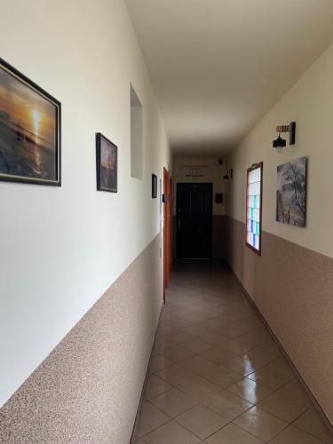 an empty hallway with a hallway leading to a door at Pod Papugami - Komfortowe pokoje z widokiem na rzekę in Łeba