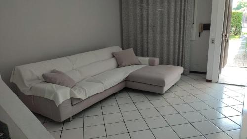 a white couch sitting in a living room at Villetta al Lago in Longone al Segrino