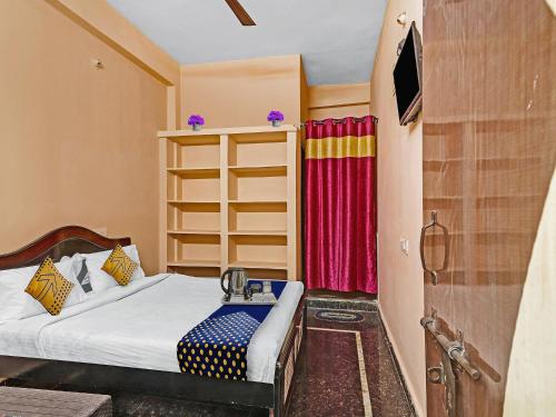 Postel nebo postele na pokoji v ubytování Hotel O Sree Krishna