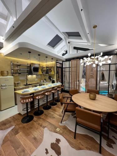 - une cuisine avec une table, des chaises et un comptoir dans l'établissement Appartement haut standing 3 pieces, à Paris