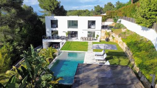 une vue aérienne d'une maison avec piscine dans l'établissement Villa Mile, à Cannes