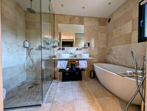 une salle de bain avec une baignoire, un lavabo et une douche dans l'établissement Villa Mile, à Cannes