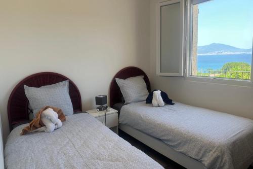 Ένα ή περισσότερα κρεβάτια σε δωμάτιο στο Haut de villa vue mer 3 pièces climatisé & wifi 4 à 6 personnes