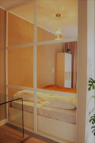a room with a closet with a bed in it at Studio Apartment Elten in Emmerich