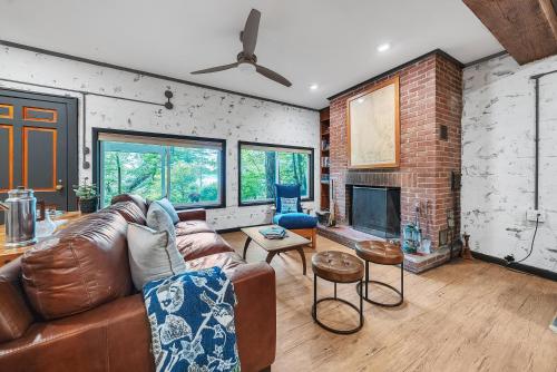 Χώρος καθιστικού στο Peaceful Lakefront Getaway on Cayuga Lake cottage