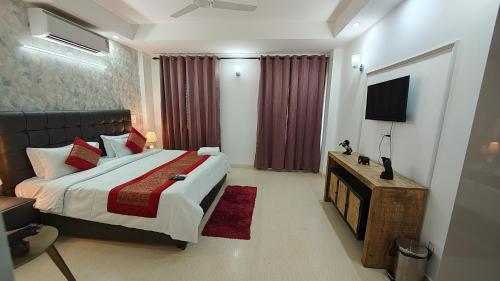 Ένα ή περισσότερα κρεβάτια σε δωμάτιο στο Fortune Home Service Apartment 1BHK, E-30 Saket