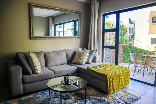 Χώρος καθιστικού στο Modern Family Retreat, Fourways, Pool and Wifi