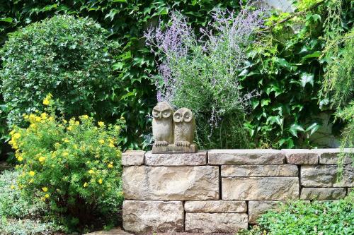 a stone wall with two owl statues on top of it at Ferienhaus-Winzerhaus Sasbach in Sasbach am Kaiserstuhl