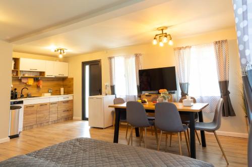 Kuchyň nebo kuchyňský kout v ubytování Tiny House Valea Avrigului