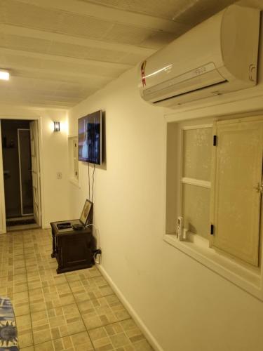 Μια τηλεόραση ή/και κέντρο ψυχαγωγίας στο Estúdio em Bacaxa