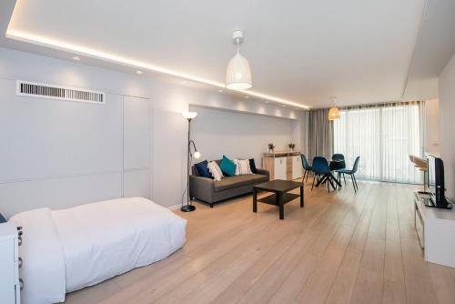 a bedroom with a bed and a living room at Big and Bright London Bridge unit in London